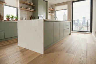 Cuisine moderne avec parquet en chêne clair et îlot central, tendances déco 2026