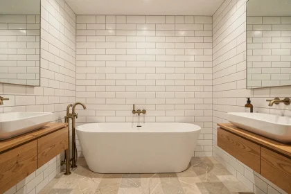 Salle de bains moderne rénovée avec baignoire îlot blanche, carrelage métro et vasque en bois flotté