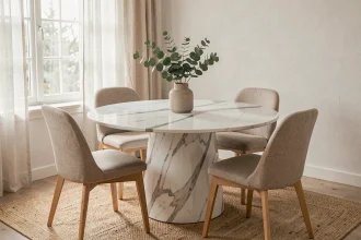 Table ronde en résine imitation marbre blanc dans une salle à manger scandinave moderne avec chaises en lin beige